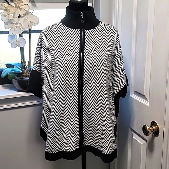 🙋‍♀️WHBM BLACK AND WHITE ZIP UP SWEATER! - Picture 8 of 10
